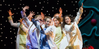 Szene mit dem Aalto Kinderchor bei einer Aufführung der Oper „Hänsel und Gretel“ am Aalto-Theater Foto: Saad Hamza