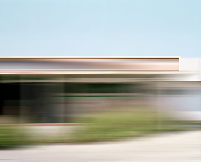 Ralf Brueck, American Bungalow, 2022, Fotografie, 158 x 194 cm, © VG Bild-Kunst, Bonn 2022