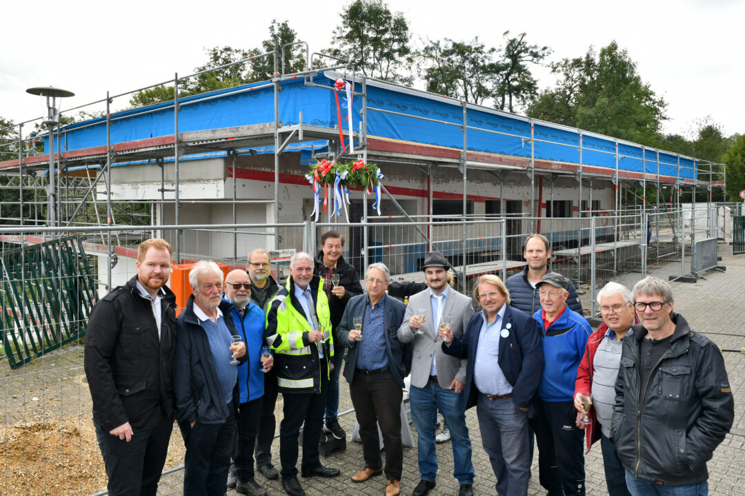 Bauherren, Nutzer und Ausführende freuen sich auf das neu Sportplatzhaus. Die Finanzierung stammt vollständig aus Landesmitteln. Foto: Mathias Kehren