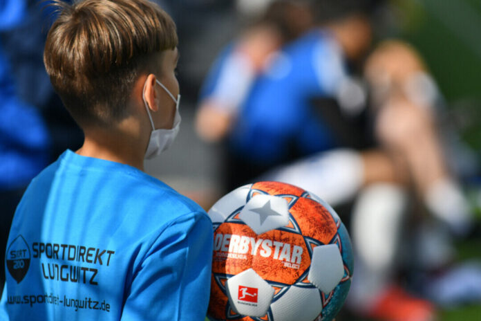 Ein Balljungen hält einen Fußball in der Hand. Foto: Mathias Kehren/Archiv