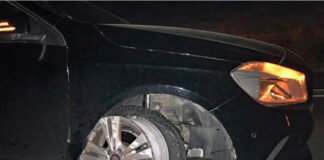 In der Nacht zu Donnerstag verunfallte eine 23-Jährige mit 1,4 Promille. Der Mercedes Benz wurde hierbei am rechten Vorderrad schwer beschädigt. Foto: Polizei