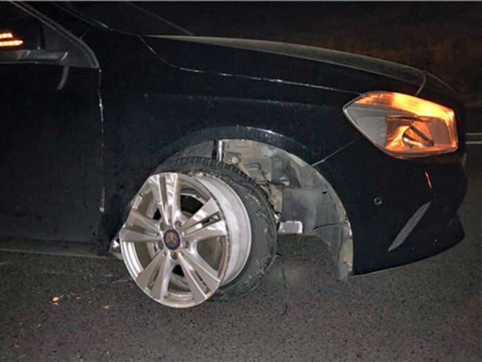 In der Nacht zu Donnerstag verunfallte eine 23-Jährige mit 1,4 Promille. Der Mercedes Benz wurde hierbei am rechten Vorderrad schwer beschädigt. Foto: Polizei