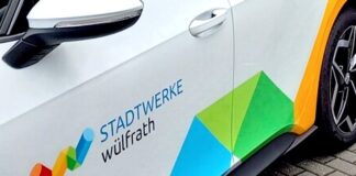 Das Logo der Stadtwerke Wülfrath auf einem Auto. Foto: Kling/Archiv