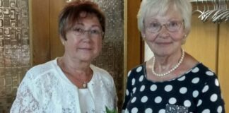 Die neue Vorsitzende Sylvia Fehse-Groth (l.) bedankt sich bei ihrer Vorgängerin Heidi Besold für sechs Jahre erfolgreiche Arbeit als Vorsitzende. Foto: Verein