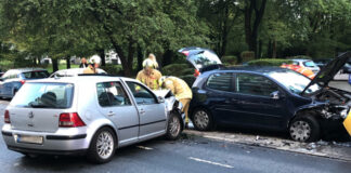 In Ratingen-West kam es zu einem Unfall mit insgesamt fünf beschädigten Fahrzeugen. Foto: Polizei