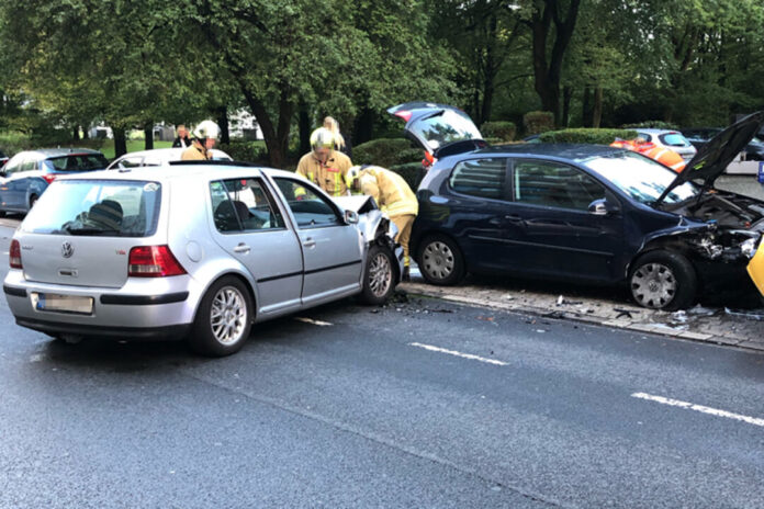 In Ratingen-West kam es zu einem Unfall mit insgesamt fünf beschädigten Fahrzeugen. Foto: Polizei