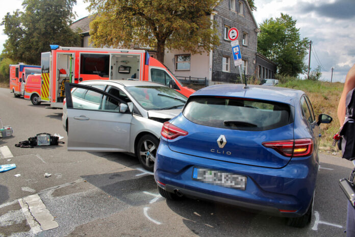 Zwei Fahrzeuge sind am Sonntag auf der Niernehofer Straße in Velbert zusammengestoßen. Foto: Polizei