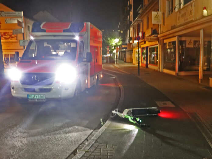 Die abendliche Unfallstelle an der Hauptstraße in Langenfeld. Foto: Polizei