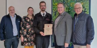 Übergabe der Urkunde: Bürgermeister Andreas Seidler, Katja Hann, Benjamin Hann, Leiter der Feuerwehr Wülfrath, Bürgermeister Rainer Ritsche und dem stellvertretenden Bürgermeister Wolfgang Preuß. Foto: Stadt Wülfrath