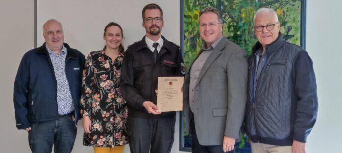 Übergabe der Urkunde: Bürgermeister Andreas Seidler, Katja Hann, Benjamin Hann, Leiter der Feuerwehr Wülfrath, Bürgermeister Rainer Ritsche und dem stellvertretenden Bürgermeister Wolfgang Preuß. Foto: Stadt Wülfrath