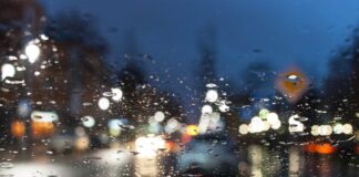 Licht ist in der dunklen Jahreszeit wichtig im Straßenverkehr. Foto: pixabay