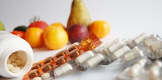 Medikamente und Obst liegen auf einem Tisch. Foto: pixabay