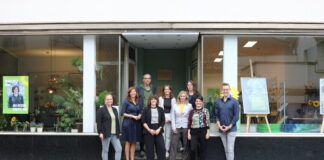 Gruppenbild vor den neuen Geschäftsräumen: Nora Herrguth-Mertens (Vors. Grüne KV ME), Dr. Ophelia Nick (MdB), Nils Lessing (Vors. Stadtratsfraktion), Ina Besche-Krastl (MdL), Eva Speck (Vors. OV ME), Sandra Ernst (Vors. Kreisfraktion), Heike Ogan (Vors. OV), Rebecca Türkis (Vors. Stadtratsfraktion) und Dirk Niemeyer (Vors. KV). Foto: Sonja Poehlmann