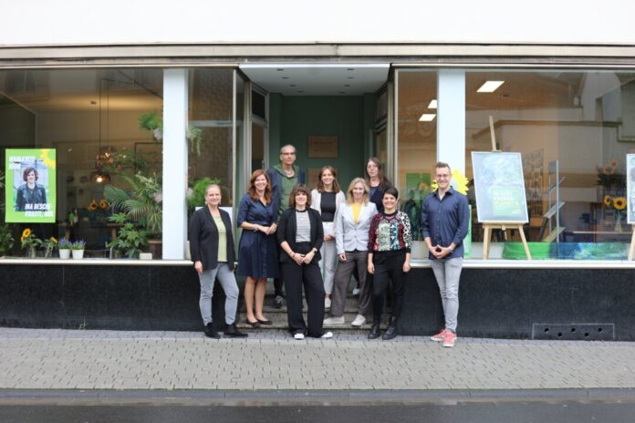 Gruppenbild vor den neuen Geschäftsräumen: Nora Herrguth-Mertens (Vors. Grüne KV ME), Dr. Ophelia Nick (MdB), Nils Lessing (Vors. Stadtratsfraktion), Ina Besche-Krastl (MdL), Eva Speck (Vors. OV ME), Sandra Ernst (Vors. Kreisfraktion), Heike Ogan (Vors. OV), Rebecca Türkis (Vors. Stadtratsfraktion) und Dirk Niemeyer (Vors. KV). Foto: Sonja Poehlmann