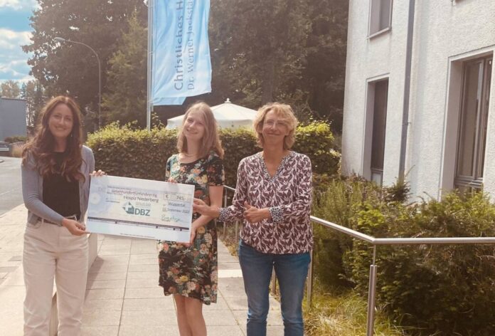 Hospizleiterin Jennifer Thielen bei der Übergabe des Spendenschecks durch Schulleiterin Rita Bugenhagen (r.) und Frau Dahlmann, eine Auszubildende des Kurses. Foto: Hospiz