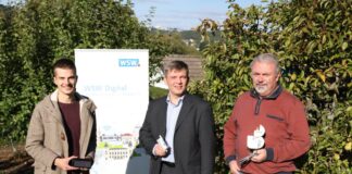 Bastian Dette (WSW Digitale Lösungen), Sören Högel (Leiter WSW Digitale Lösungen), Bernhard Ruetsch (Vorsitzender Kleingartenverein Am Missionsberg). Foto: Ralf Silberkuhl