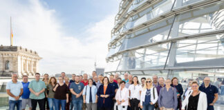 Das Gruppenfoto der Besuchergruppe eines Abgeordneten im Deutschen Bundestag in Berlin. Foto: BPA/Stadtlandmensch