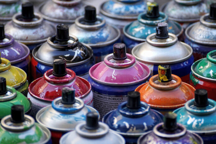 Durch illegales Sprühen mit Lackspray ist hoher Sachschaden entstanden. Symbolfoto: Pixabay