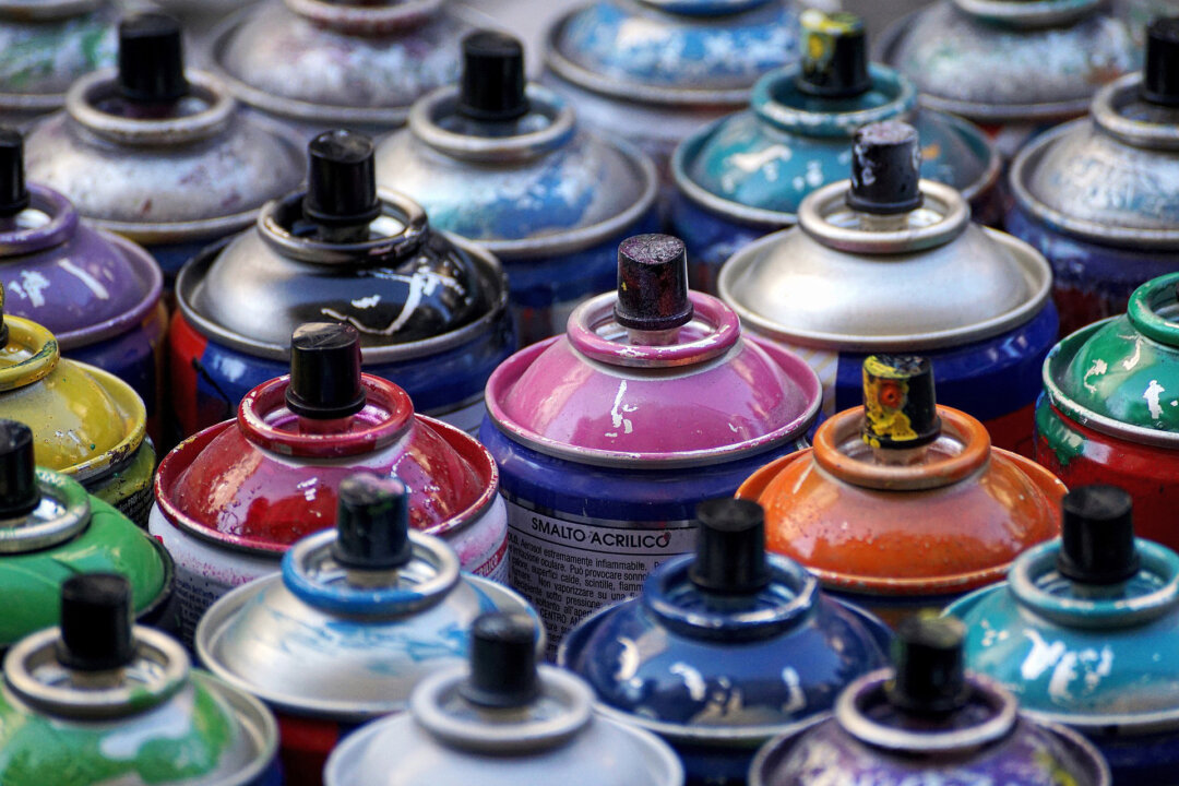 Durch illegales Sprühen mit Lackspray ist hoher Sachschaden entstanden. Symbolfoto: Pixabay