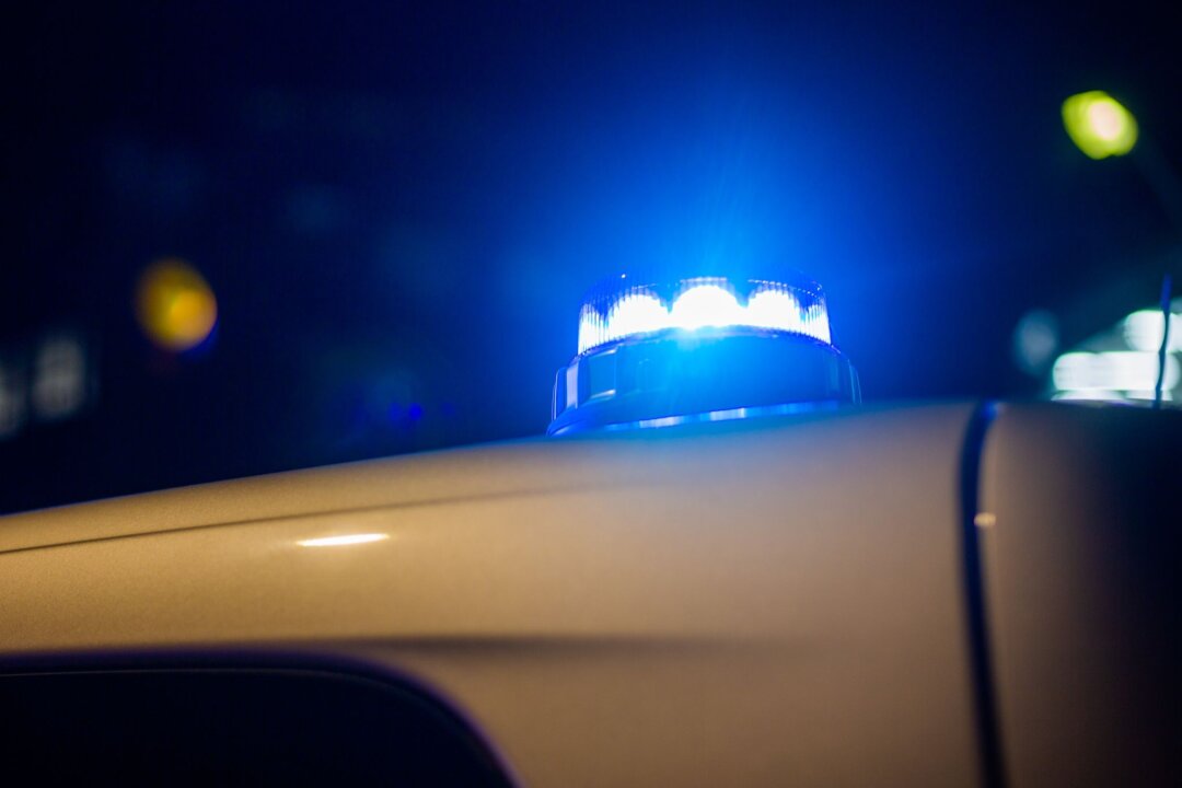 Blaulicht Ein Blaulicht leuchtet auf dem Dach eines Polizeifahrzeugs.
