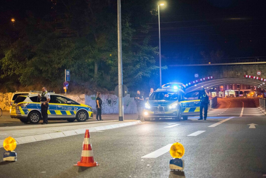 Schüsse in Rocker-Milieu: Drei Männer schwer verletzt Die Polizei hat einen Bereich in der Nähe des Überlandbusbahnhofs abgesperrt.