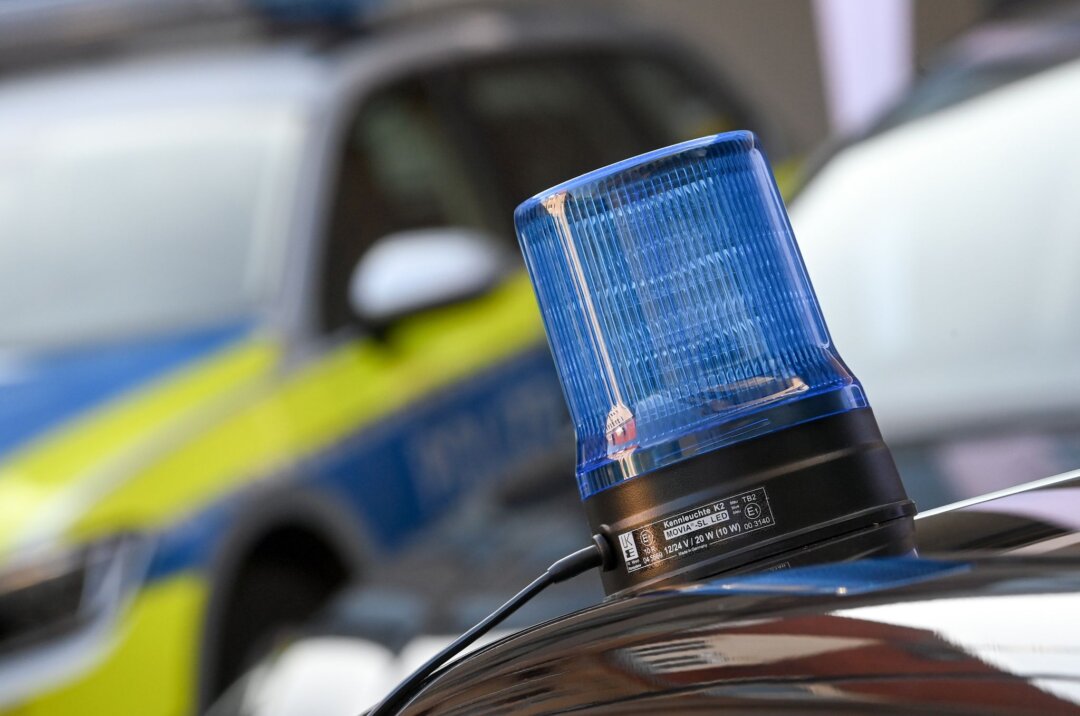 Blaulicht Ein Blaulicht ist auf dem Dach eines Einsatzfahrzeuges der Polizei zu sehen.