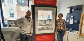 Der technische Berater Lars Hannappel und Kriminalhauptkommissarin Kristin Schöffl laden zum Theme "Einbruchschutz" ein. Foto: Polizei