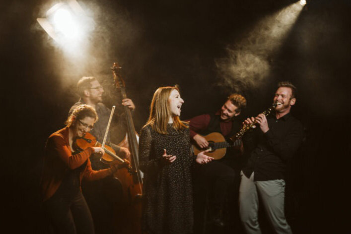 Die fünf Musiker von "CrazyFreilach" wollen ihr Publikum begeistern. Foto: Band/Veranstalter