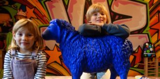 Der Namenwettbewerb ist abgeschlossen: "Eggbert" heißt das Blauschaf im Eggerscheidter Jugendtreff. Der Namenvorschlag kam von Smilla (links) und Jaakko Kötting. Foto: Stadt Ratingen