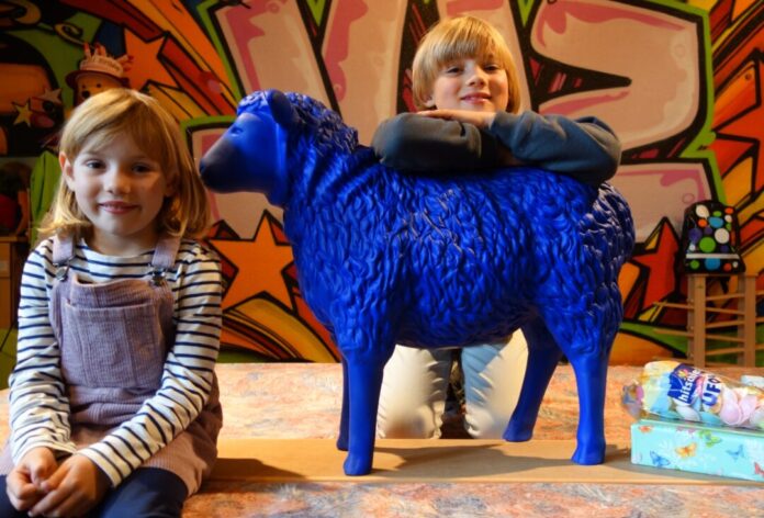 Der Namenwettbewerb ist abgeschlossen: "Eggbert" heißt das Blauschaf im Eggerscheidter Jugendtreff. Der Namenvorschlag kam von Smilla (links) und Jaakko Kötting. Foto: Stadt Ratingen