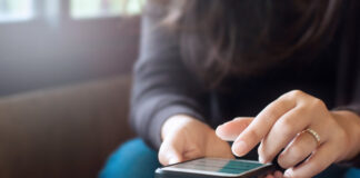 Die Warnmeldungen über Gefahren soll es künftig auf via Handy geben. Foto: VZ NRW/Adpic