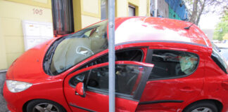 Der Peugeot wurde bei dem Unfall erheblich beschädigt. Foto: Polizei