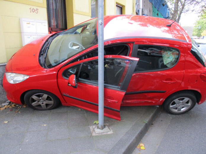 Der Peugeot wurde bei dem Unfall erheblich beschädigt. Foto: Polizei