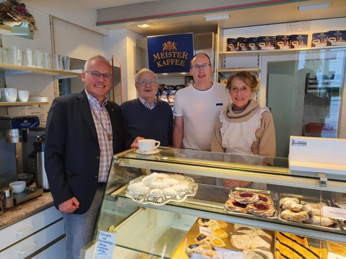 Landtagsabgeordneter Martin Sträßer (links) im Gespräch mit Bäcker-Familie Schmitz aus Wülfrath. Foto: Büro Sträßer