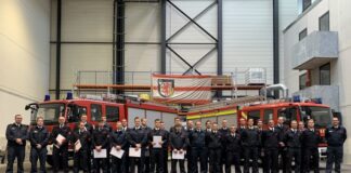 Die Absolventen des ersten Lehrgangs der Kreisfeuerwehrschule in Mettmann nach der Zeugnisübergabe. Foto: Kreis ME