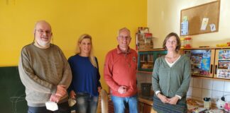 Landtagsabgeordneter Martin Sträßer (Mitte) im Gespräch mit Holger Trinks-Schulz (Vorsitzender Langenberger Kinder e.V.), Jutta Krabbe (Elternrat) und Birgit Koppelmann (Leiterin der Kindertagesstätte Wiemhof). Fotorechte: Sträßer