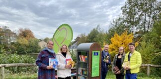 Sarah Saretzki und Jelena Bachmann (Bücherpatinnen), Frithjof Gerstner (Westenergie), Beate Bosselmann (Projektleiterin, Stadt Mettmann) und Thomas Sterz (Initiator), eröffneten den Bücherschrank am Goldberg. Foto: Westenergie