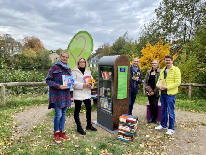 Sarah Saretzki und Jelena Bachmann (Bücherpatinnen), Frithjof Gerstner (Westenergie), Beate Bosselmann (Projektleiterin, Stadt Mettmann) und Thomas Sterz (Initiator), eröffneten den Bücherschrank am Goldberg. Foto: Westenergie
