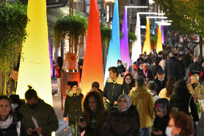 Shopping und Lichtkunst locken immer viele Besucherinnen und Besucher nach Velbert. Archivfoto: Mathias Kehren