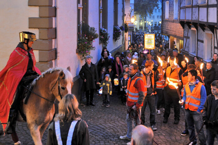 Hinter St. Martin hoch zu Ross zieht man in Langenberg traditionell durch die Altstadt. Archivfoto: Mathias Kehren