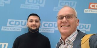 Landtagsabgeordneter Martin Sträßer (rechts) mit Praktikanten Abdurrahman Gezer im Landtag. Foto: Martin Sträßer MdL