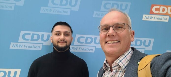 Landtagsabgeordneter Martin Sträßer (rechts) mit Praktikanten Abdurrahman Gezer im Landtag. Foto: Martin Sträßer MdL