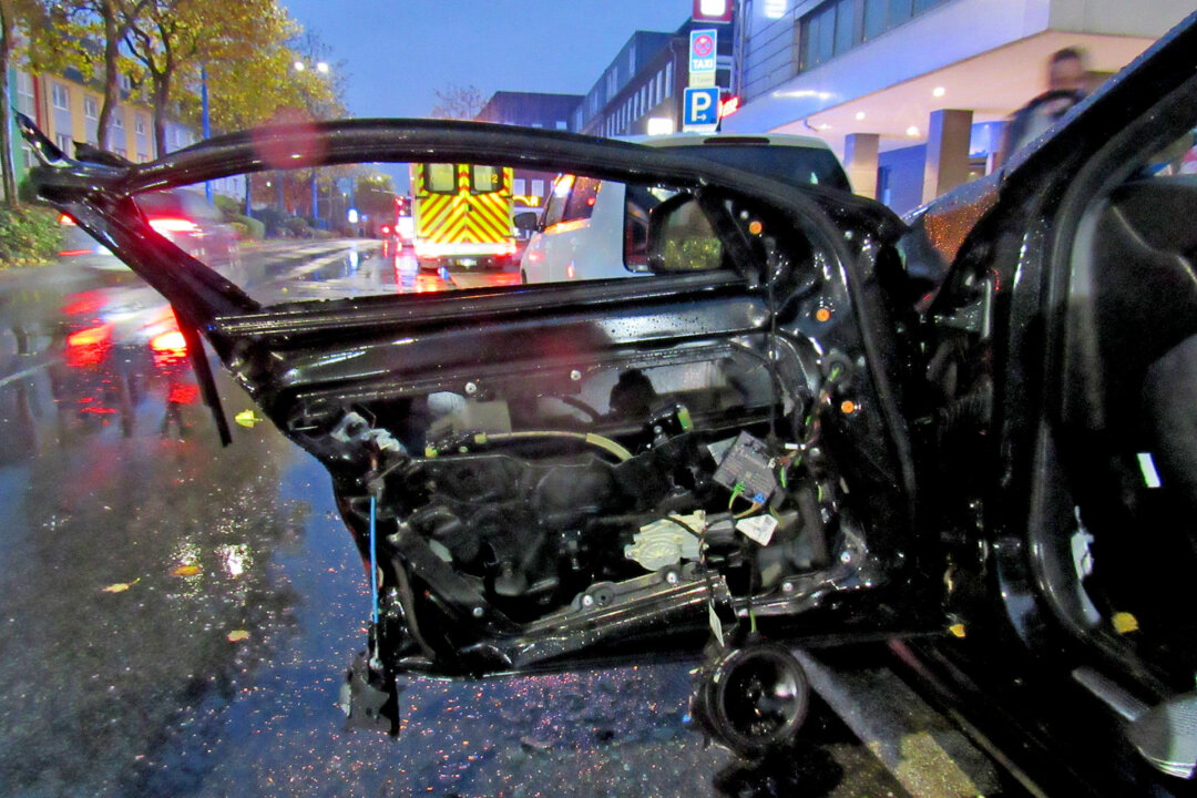 Der Bus fuhr gegen die Fahrertür des Mercedes. Foto: Polizei