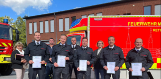 Hintere Reihe von rechts: Bürgermeisterin Sandra Pietschmann, Marcus Wolff, stellvertretender Amtsleiter Feuerwehr, Lorenz Hildebrandt, stellvertretender Personalratsvorsitzender, und Beigeordnete Veronika Traumann (l.) mit Hauptbrandmeister Michael Kowollik, David Alexander Gottschalk und Tim Guist (Brandmeisteranwärter), Hauptbrandmeister Thomas Heinold und Oberbrandmeister Michael Uhlemann (von links). Foto: Feuerwehr Mettmann