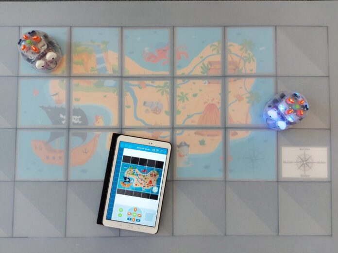 Beim Kurs in der Stadtbibliothek kann man den Roboter Blue-Bot kennenlernen. Foto: Stadt Ratingen