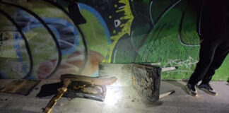 Ein Holzstuhl soll von Jugendlichen angezündet worden sein. Foto: Polizei