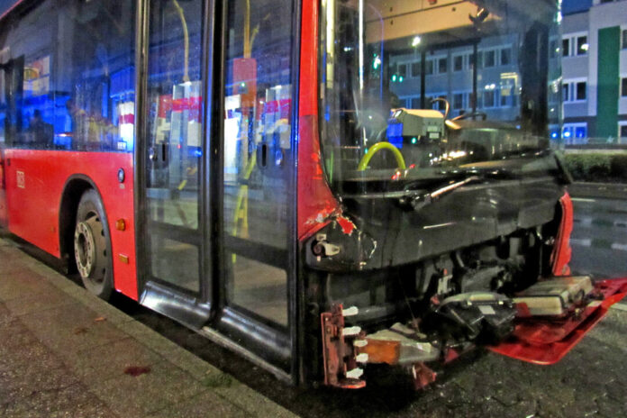 Der Bus wurde bei dem Unfall in Velbert erheblich beschädigt. Foto: Polizei