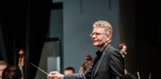 Peter Wuttke leitet das Konzert. Foto: Danilo Mijatovic