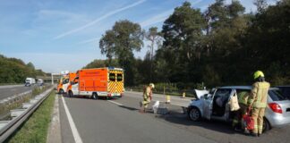 Die Feuerwehr Ratingen vor Ort an der Unfallstelle. Foto: FW Ratingen