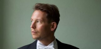 Daniel Huppert leitet den Konzertabend. Foto: Nada Navaee